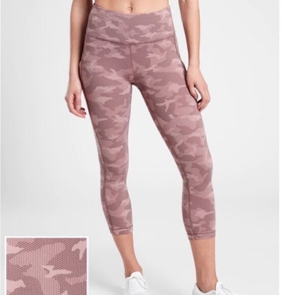 ATHLETA Ultimate Stash Pocket Texture Camo Capri Pink Size Medium - Picture 1 of 13